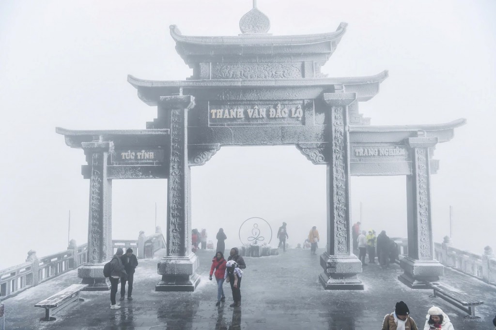 Rét đậm rét hại cuối tuần này - du khách đổ lên Fansipan săn băng tuyết