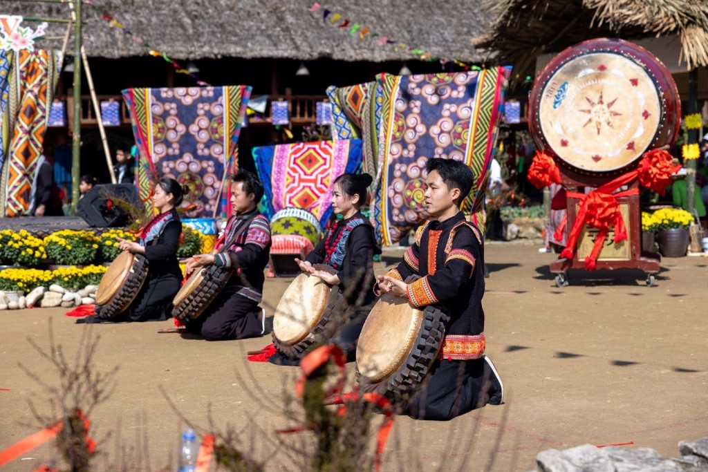 Rét đậm rét hại cuối tuần này - du khách đổ lên Fansipan săn băng tuyết