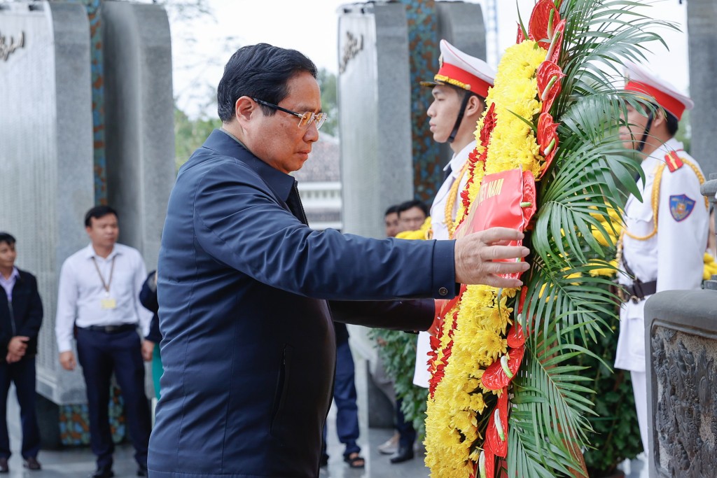 Thủ tướng Phạm Minh Chính dâng hương, dâng hoa tưởng niệm các Anh hùng liệt sĩ tại Nghĩa trang liệt sĩ tỉnh Quảng Nam