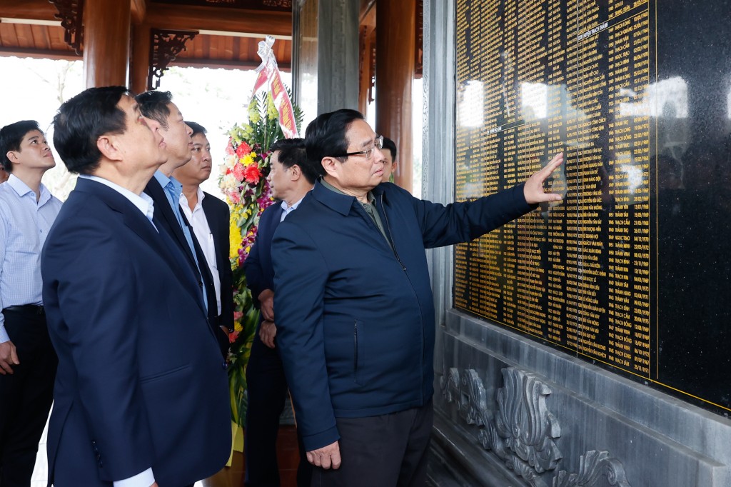 Thủ tướng Phạm Minh Chính trước Bia ghi danh các Anh hùng liệt sĩ quê Thanh Hóa hy sinh trong kháng chiến tại Quảng Nam.