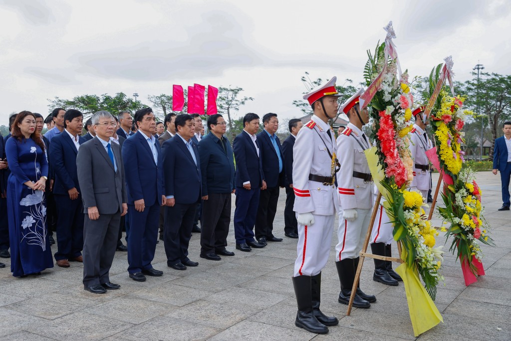 Thủ tướng Chính phủ cùng đoàn công tác và lãnh đạo tỉnh Quảng Nam dâng hoa tại Tượng đài Mẹ Việt Nam Anh hùng (xã Tam Phú, TP. Tam Kỳ)