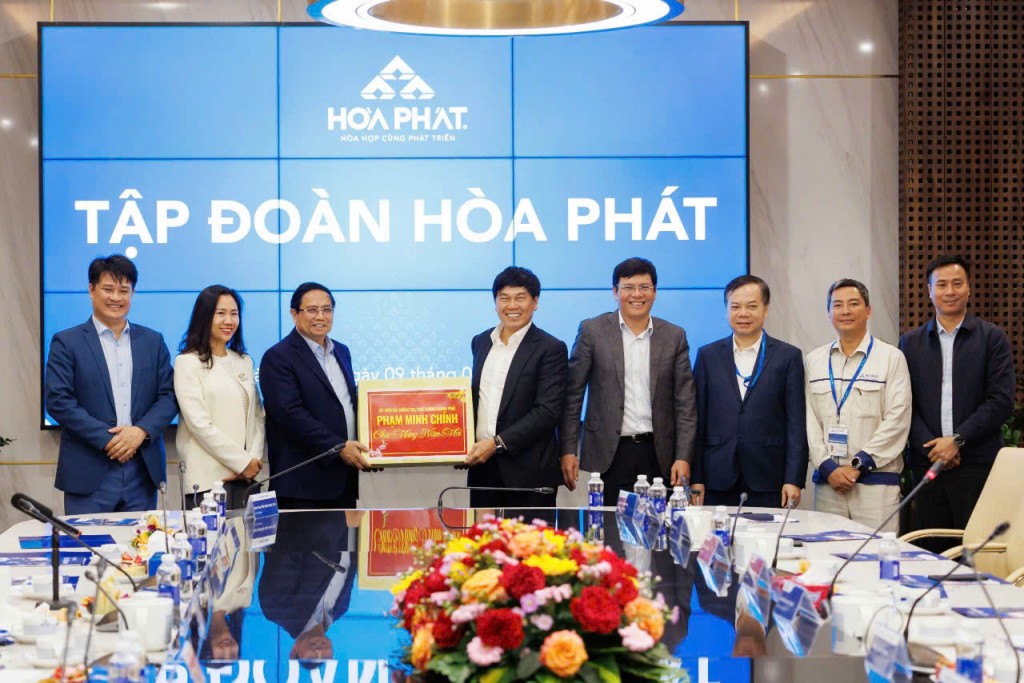 Thủ tướng tặng quà lãnh đạo Tập đoàn Hòa Phát