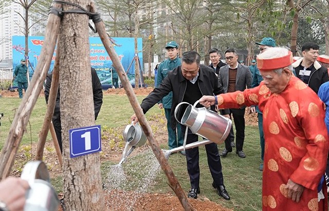 Chủ tịch UBND thành phố trồng cây tại công viên hồ Phùng Khoang