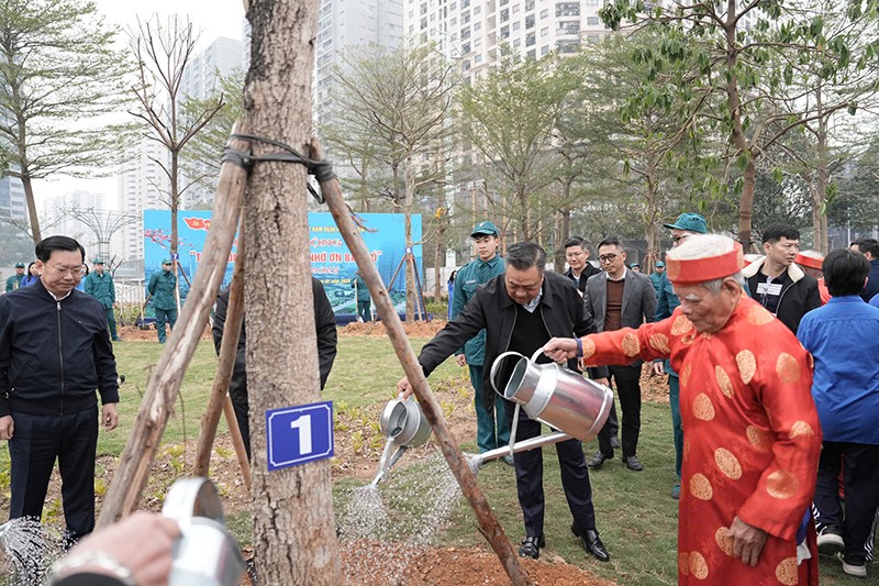 Chủ tịch UBND TP Hà Nội Trần Sỹ Thanh cùng các đại biểu và các cụ cao tuổi trồng cây xanh tại Công viên hồ Phùng Khoang