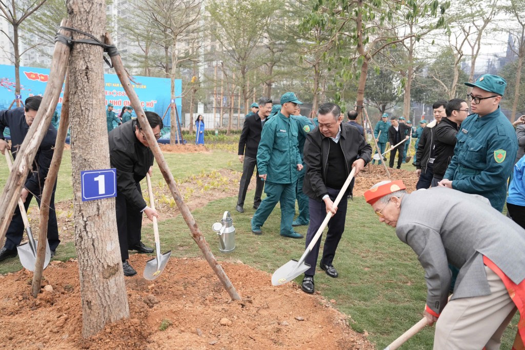 Chủ tịch UBND thành phố trồng cây tại công viên hồ Phùng Khoang