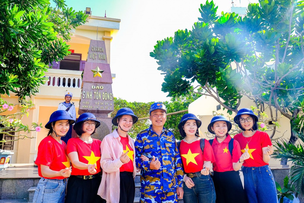 Chúng tôi cùng nhau “check-in” tại cột mốc chủ quyền tại đảo Sinh Tồn Đông trong niềm vinh dự, tự hào Chúng tôi cùng nhau “check-in” tại cột mốc chủ quyền tại đảo Sinh Tồn Đông trong niềm vinh dự, tự hào