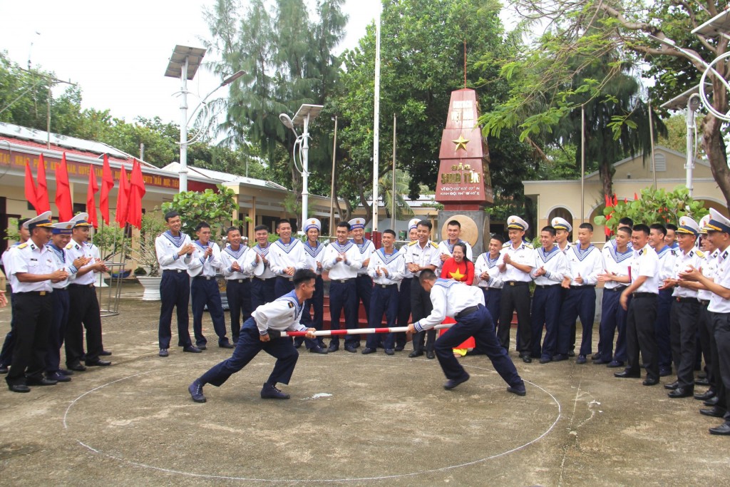Rộn rã tiếng cười với những trò chơi dân gian nơi đảo xa… Rộn rã tiếng cười với những trò chơi dân gian nơi đảo xa…