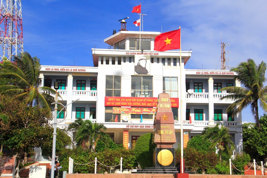 Cột mốc chủ quyền của Tổ quốc hiên ngang ở đảo Song Tử Tây Cột mốc chủ quyền của Tổ quốc hiên ngang ở đảo Song Tử Tây
