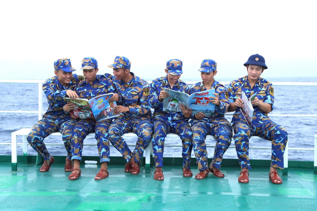 Các chiến sĩ Hải quân cùng đọc báo Tuổi trẻ Thủ đô giữa trùng khơi biển Đông trong những ngày đầu năm mới Các chiến sĩ Hải quân cùng đọc báo Tuổi trẻ Thủ đô giữa trùng khơi biển Đông trong những ngày đầu năm mới