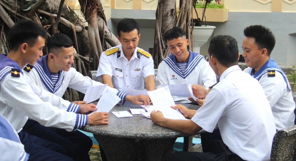 Các cán bộ chiến sĩ đọc thư của học sinh từ đất liền gửi tới Trường Sa. Những cánh mang hơi ấm tình đồng bào, tiếp thêm nghị lực cho cán bộ, chiến sĩ, Nhân dân nơi đầu sóng, bảo vệ vững chắc chủ quyền biển đảo của Tổ quốc Các cán bộ chiến sĩ đọc thư của học sinh từ đất liền gửi tới Trường Sa. Những cánh mang hơi ấm tình đồng bào, tiếp thêm nghị lực cho cán bộ, chiến sĩ, Nhân dân nơi đầu sóng, bảo vệ vững chắc chủ quyền biển đảo của Tổ quốc