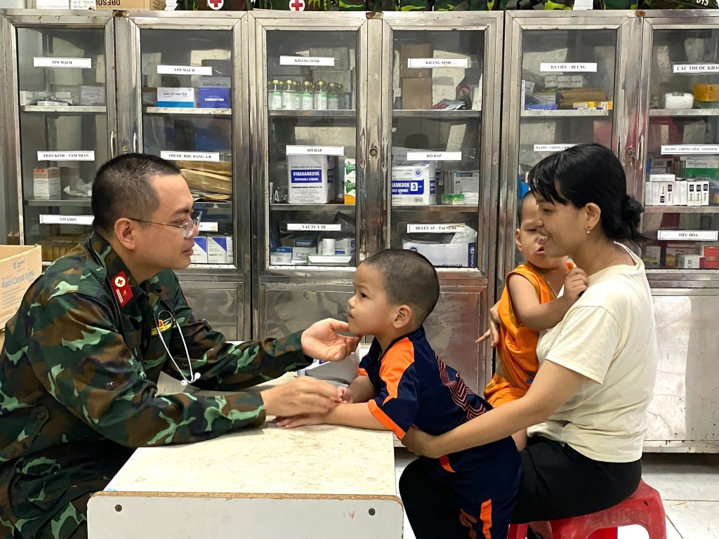 Ở quần đảo Trường Sa có những người lính quân y đến từ Thủ đô Hà Nội. Trong bộ quân phục xanh đậm, các anh mang một trọng trách lớn - đảm bảo sức khỏe cho cán bộ, chiến sĩ, ngư dân và cả Nhân dân trên đảo Ở quần đảo Trường Sa có những người lính quân y đến từ Thủ đô Hà Nội. Trong bộ quân phục xanh đậm, các anh mang một trọng trách lớn - đảm bảo sức khỏe cho cán bộ, chiến sĩ, ngư dân và cả Nhân dân trên đảo