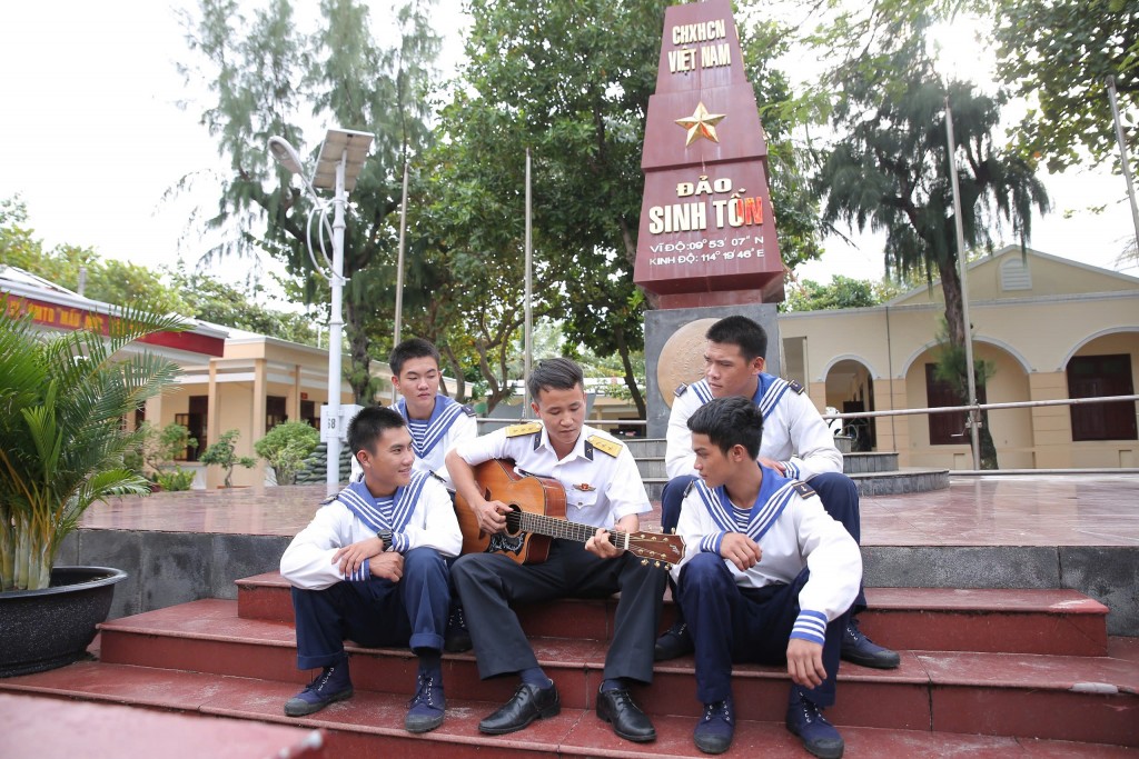 Dưới cột mốc chủ quyền ở đảo Sinh Tồn, các cán bộ chiến sĩ cùng nhau hát, bảo nhau cách chơi đàn để giảm căng thẳng và với bớt nỗi nhớ nhà… Dưới cột mốc chủ quyền ở đảo Sinh Tồn, các cán bộ chiến sĩ cùng nhau hát, bảo nhau cách chơi đàn để giảm căng thẳng và với bớt nỗi nhớ nhà…