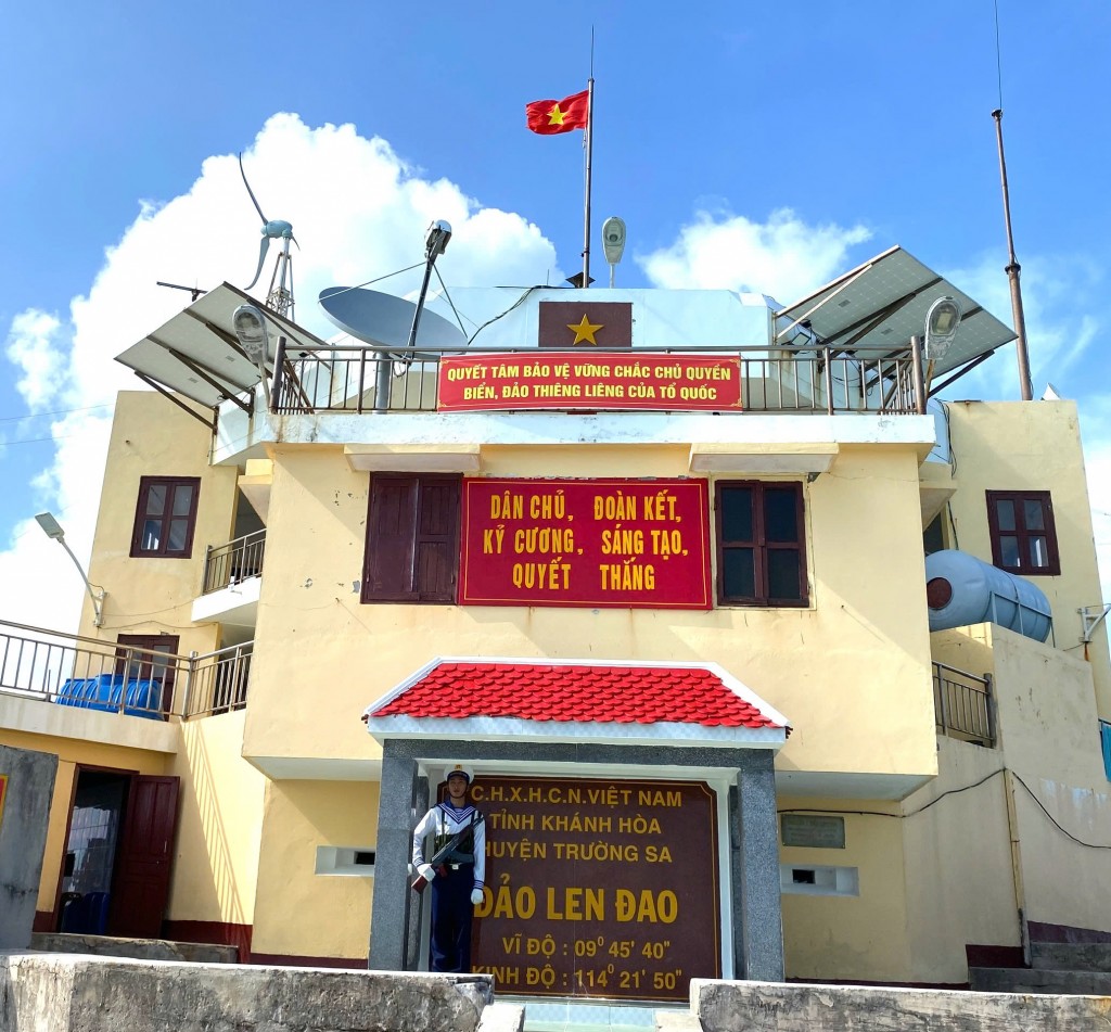 Đảo Len Đao hiên ngang giữa trùng sóng. Dù nơi đây còn nhiều khó khăn nhưng các chiến sĩ vẫn luôn cố gắng, vững vàng trước sóng gió, thời tiết khắc nghiệt và cả những hiểm nguy Đảo Len Đao hiên ngang giữa trùng sóng. Dù nơi đây còn nhiều khó khăn nhưng các chiến sĩ vẫn luôn cố gắng, vững vàng trước sóng gió, thời tiết khắc nghiệt và cả những hiểm nguy