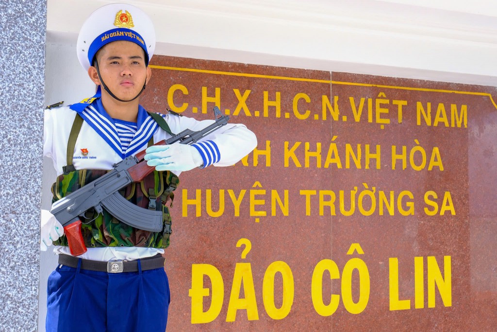Chiến sĩ Hải quân canh gác ở đảo Cô Lin Chiến sĩ Hải quân canh gác ở đảo Cô Lin