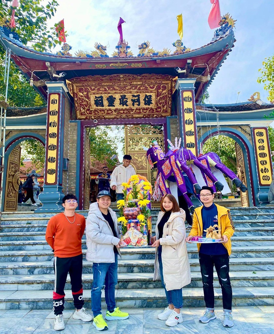 Du khách lễ Quan Hoàng Bảy