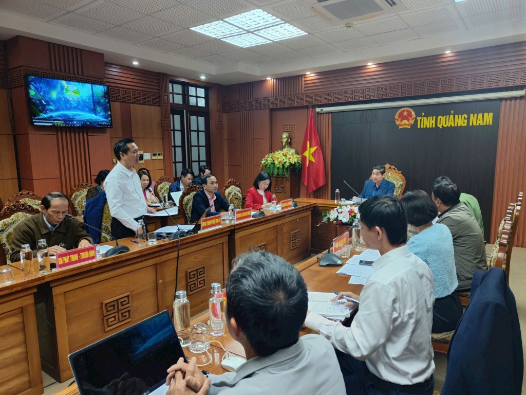 Lãnh đạo UBND TP Tam Kỳ báo cáo tại buổi làm việc (Ảnh: quangnam.gov.vn)