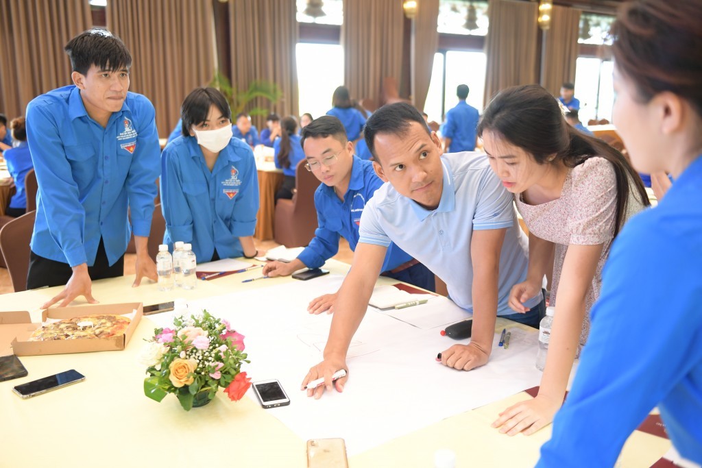 Thanh niên khởi nghiệp trình bày về ý tưởng và mô hình kinh doanh tại hội nghị