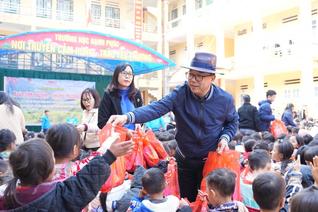 nhà báo Nguyễn Mạnh Hưng, Tổng Biên tập Báo Tuổi trẻ Thủ đô trao quà tới các em nhỏ
