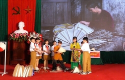 “Sứ giả du lịch nhí” dùng song ngữ giới thiệu văn hoá địa phương