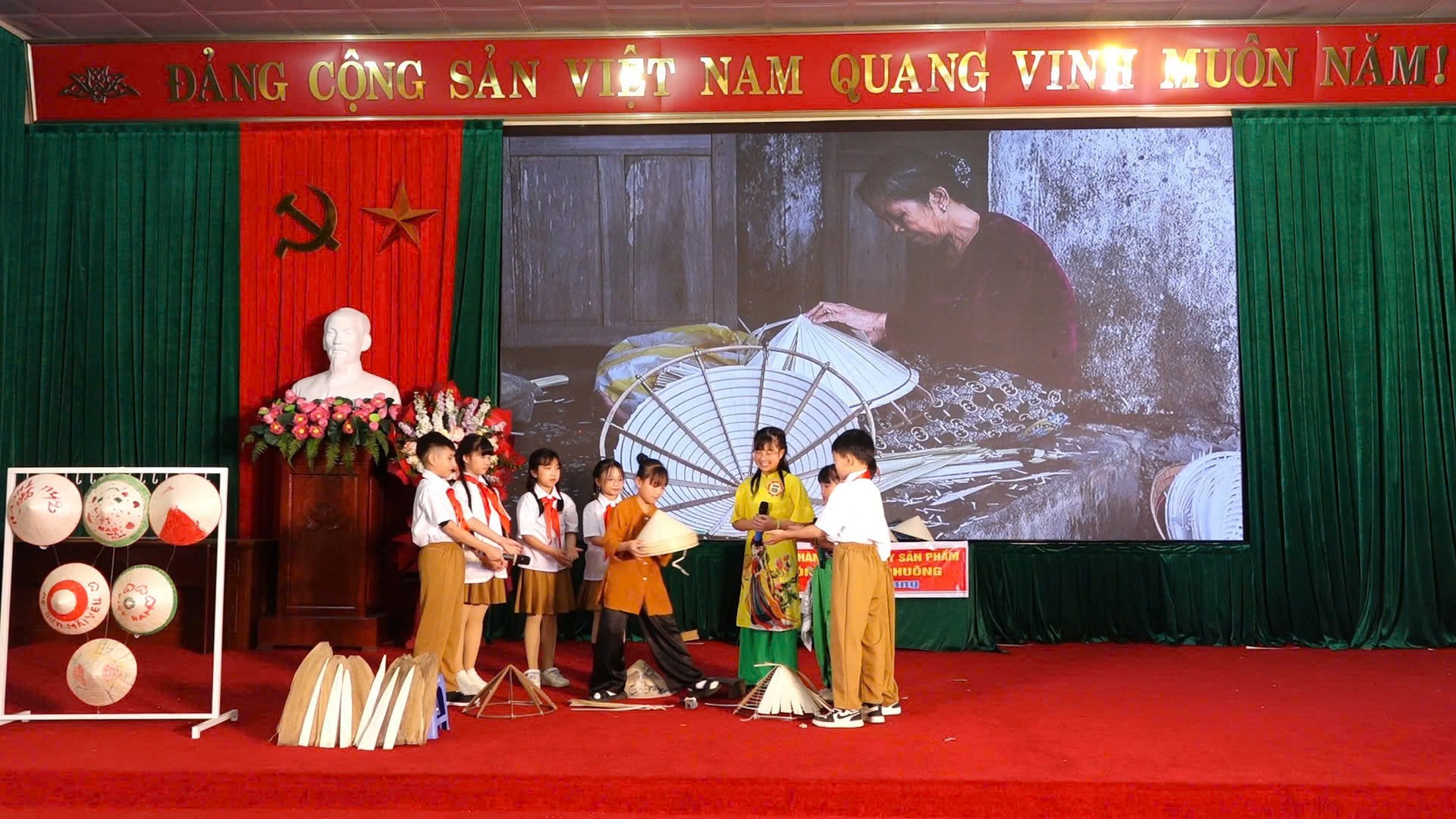 “Sứ giả du lịch nhí” dùng song ngữ giới thiệu văn hoá địa phương