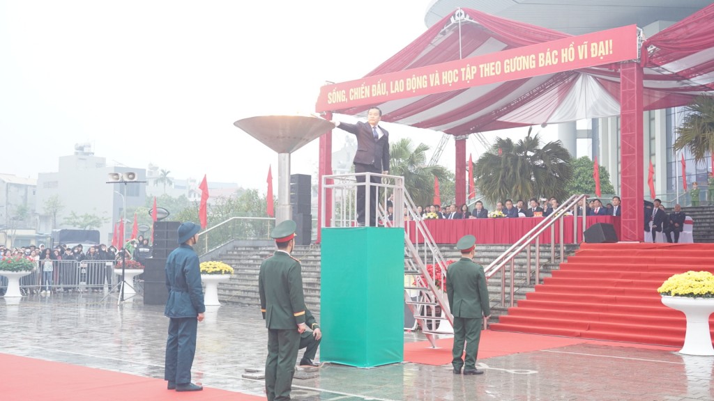 243 tân binh huyện Đông Anh phấn khởi lên đường nhập ngũ