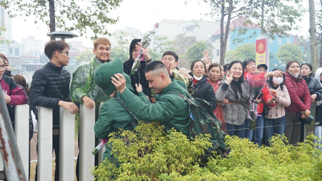 243 tân binh huyện Đông Anh phấn khởi lên đường nhập ngũ