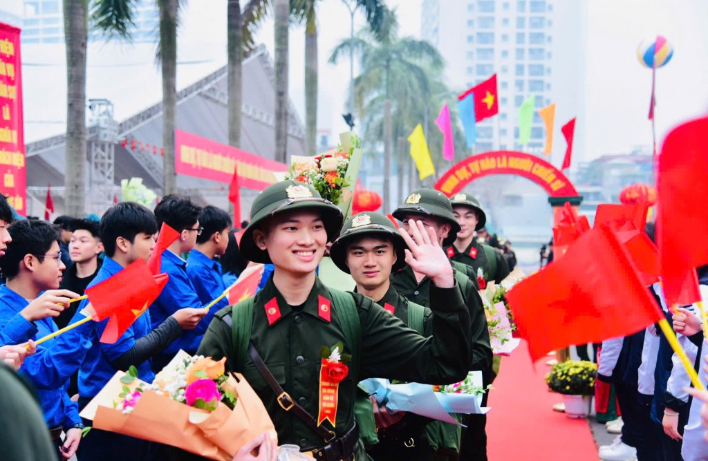 Bí thư Thành ủy động viên tân binh lên đường nhập ngũ