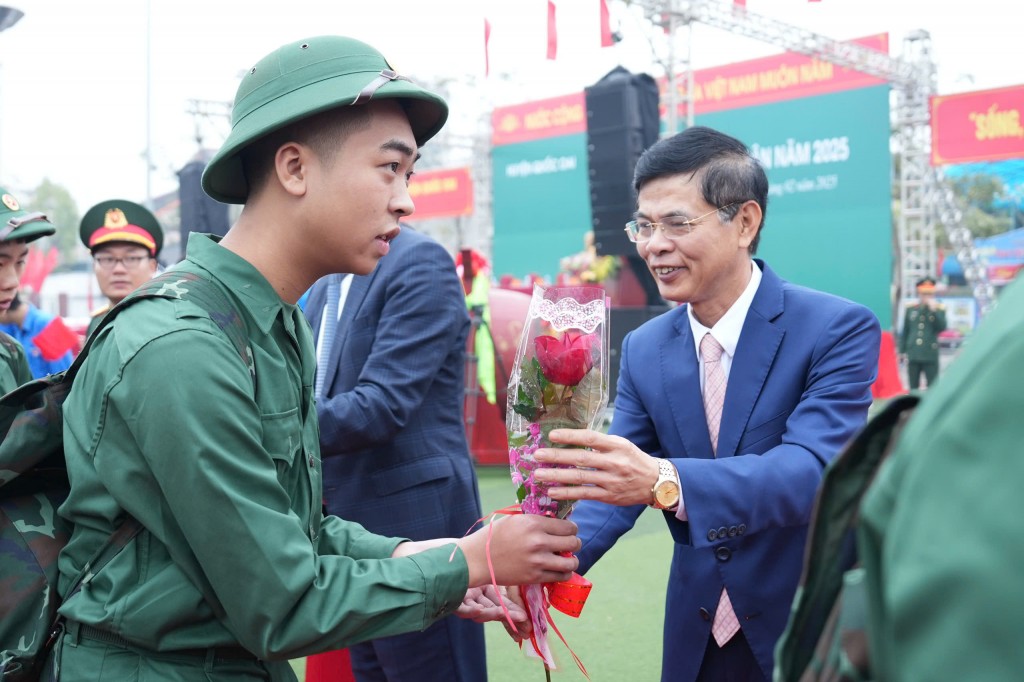 189 thanh niên ưu tú huyện Quốc Oai tự hào lên đường nhập ngũ