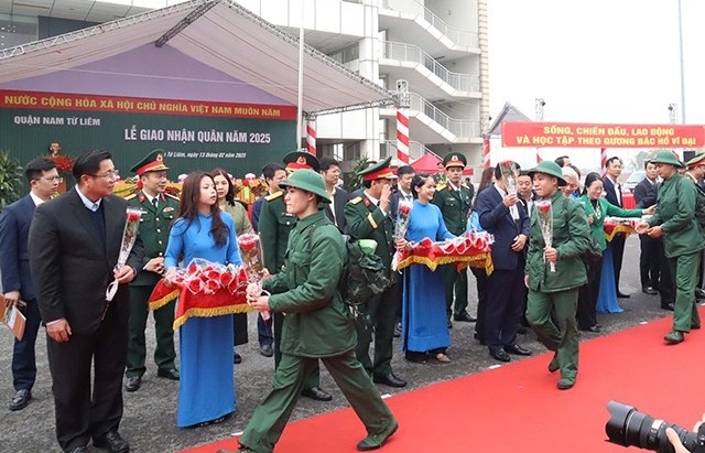 Xúc động tiễn thanh niên lên đường nhập ngũ