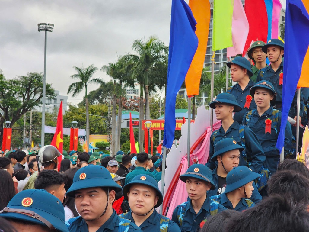 Các tân binh bước qua Cầu vinh quang 