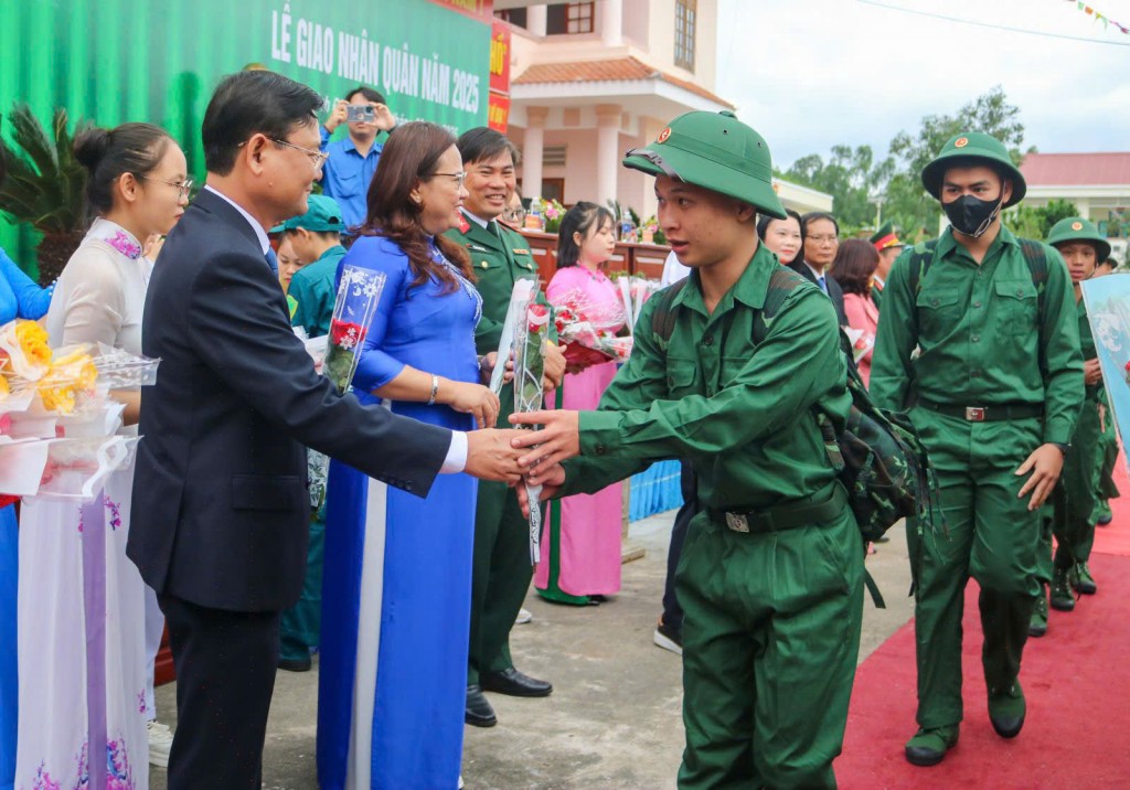 Phó Chủ tịch UBND tỉnh Bình Định Nguyễn Tự Công Hoàng động viên thanh niên trước khi lên đường nhập ngũ