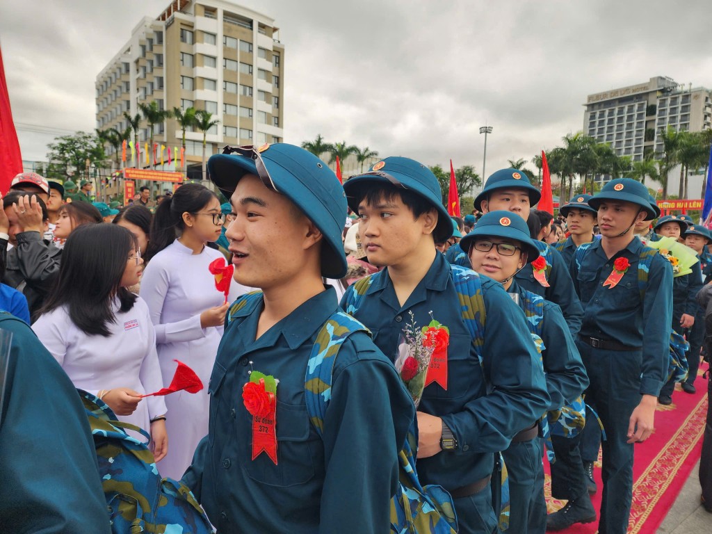 Hàng nghìn thanh niên tình nguyện lên đường nhập ngũ 