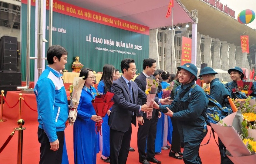 Thanh niên Hoàn Kiếm lên đường thực hiện nghĩa vụ thiêng liêng bảo vệ Tổ quốc
