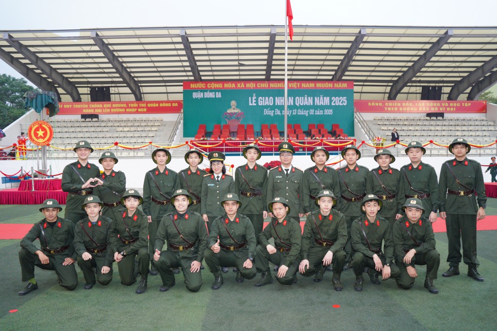 Tân binh Phạm Minh Đức cùng các đồng đội trong ngày giao nhận quân năm 2025