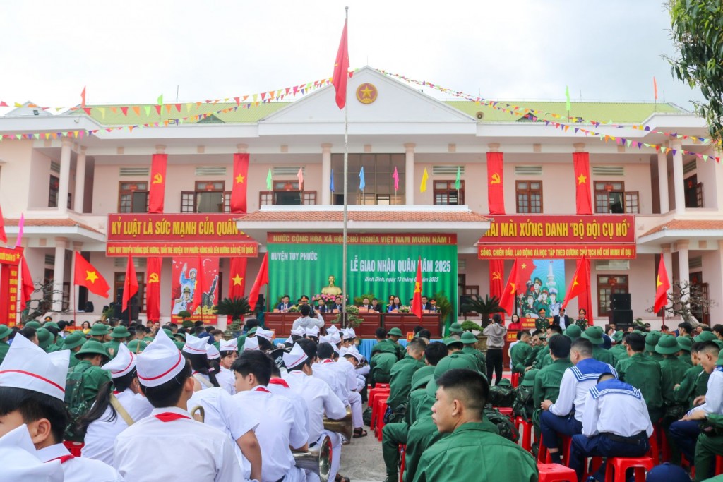 Quang cảnh lễ giao nhận quân tại huyện Tuy Phước, tỉnh Bình Định 