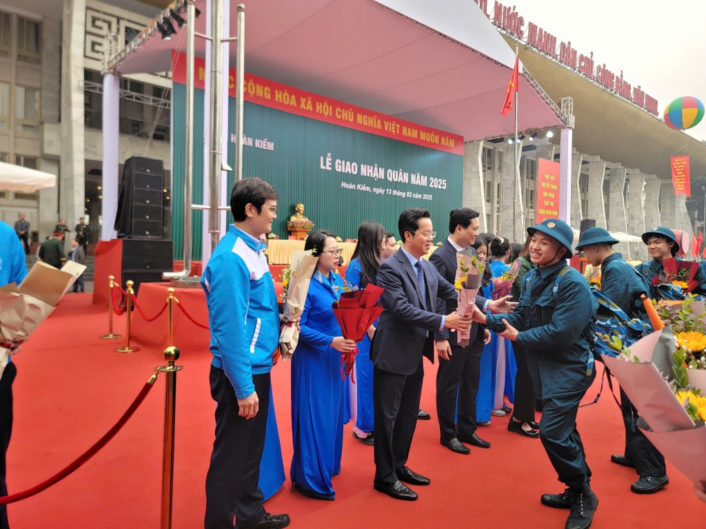 Thanh niên Hoàn Kiếm lên đường thực hiện nghĩa vụ thiêng liêng bảo vệ Tổ quốc