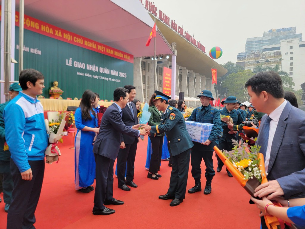 Thanh niên Hoàn Kiếm lên đường thực hiện nghĩa vụ thiêng liêng bảo vệ Tổ quốc