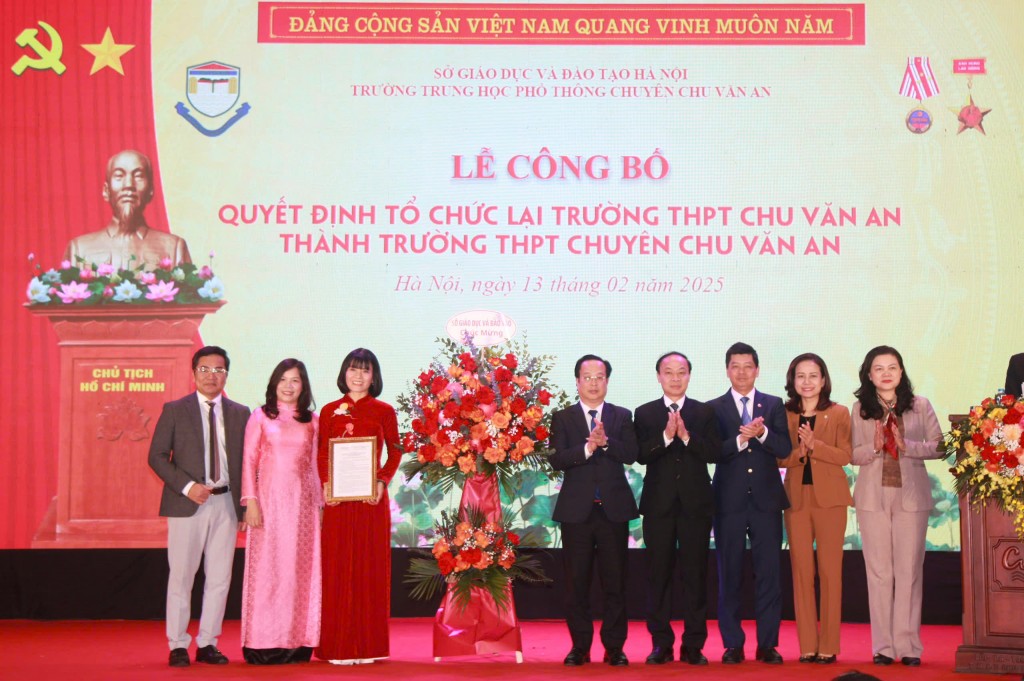 Lãnh đạo Sở GD-ĐT Hà Nội trao quyết định của UBND thành phố về việc tổ chức lại Trường THPT Chu Văn An thành trường chuyên tới ban giám hiệu nhà trường