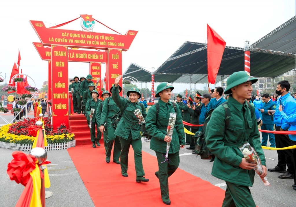 Các chàng trai trẻ huyện Thanh Trì lên đường nhập ngũ