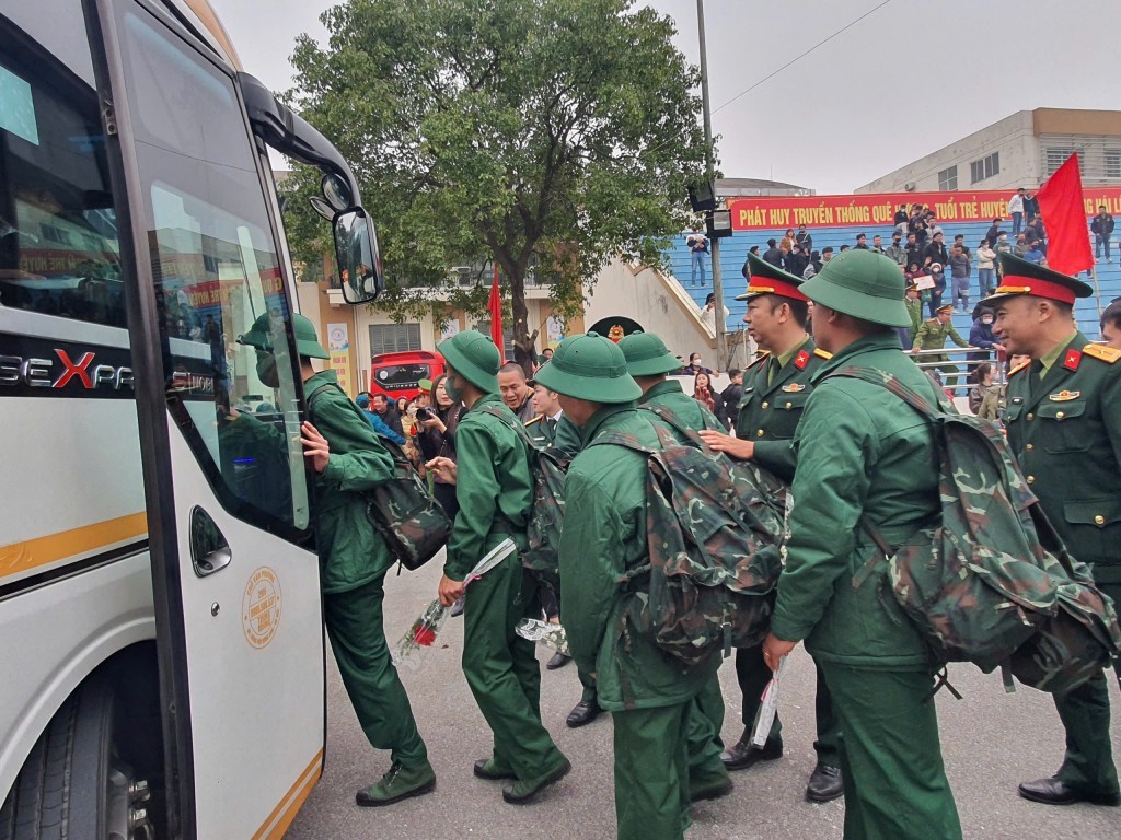 Thanh niên lên xe về đơn vị