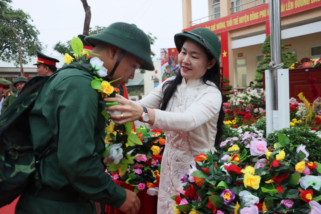 Bí thư Tỉnh ủy Bình Phước Tôn Ngọc Hạnh chúc mừng, động viên và tặng hoa cho các tân binh lên đường nhập ngũ