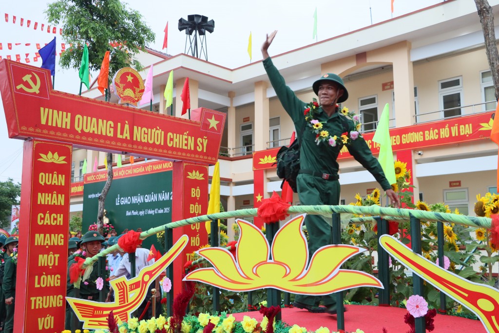 Các tân binh di chuyển lên đường làm nhiệm vụ thiêng liêng với Tổ quốc