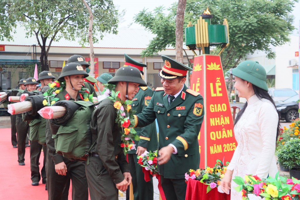 Thiếu tướng Hoàng Đình Chung, Chủ nhiệm Chính trị Quân khu 7 động viên các tân binh nhập ngũ vào công an nhân dân