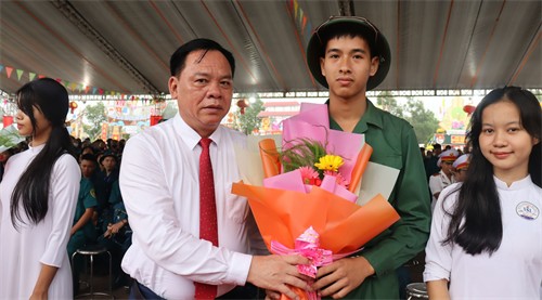 Đồng chí Võ Tấn Đức, Chủ tịch UBND tỉnh Đồng Nai tặng hoa chúc mừng thanh niên huyện Trảng Bom nhập ngũ.