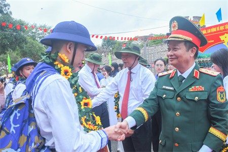 Trung tướng Trần Hoài Trung, Bí thư Đảng ủy, Chính ủy Quân khu 7 tặng hoa thanh niên lên đường