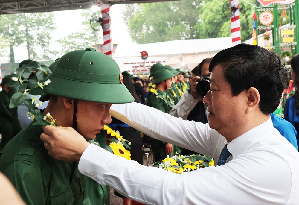 Thanh niên Đông Nam Bộ nô nức lên đường nhập ngũ