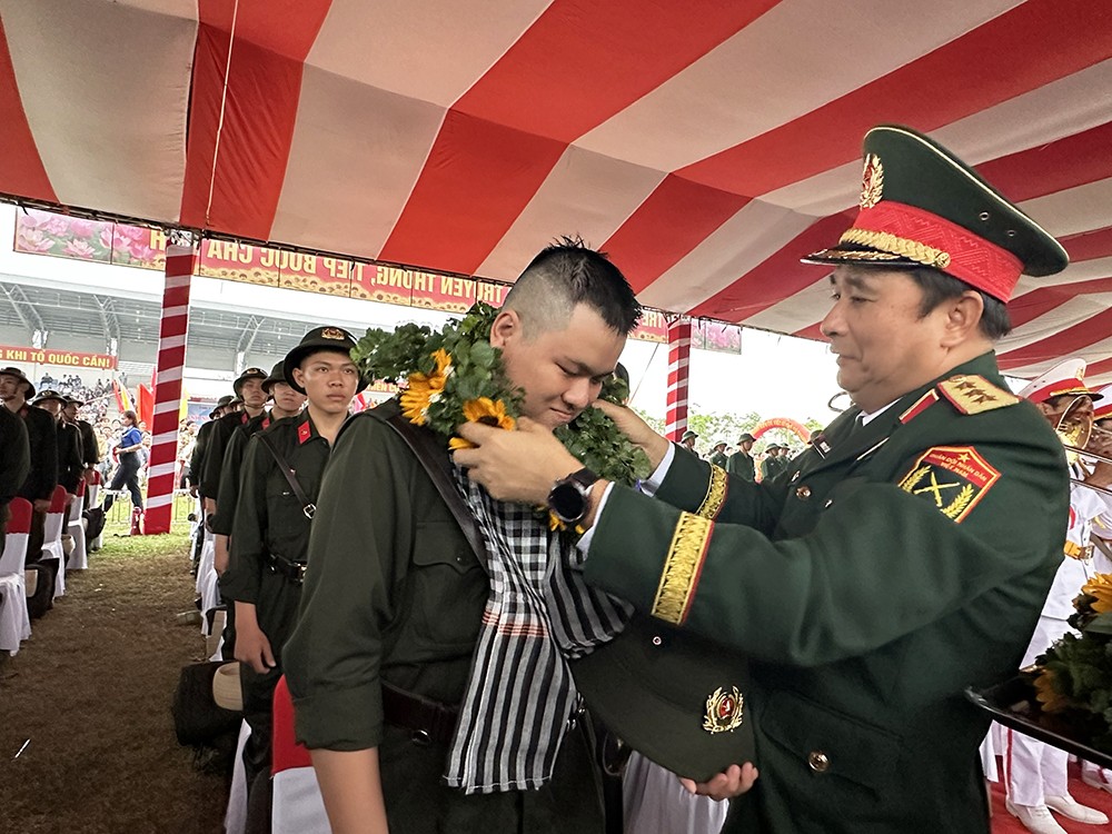 Thanh niên Đông Nam Bộ nô nức lên đường nhập ngũ