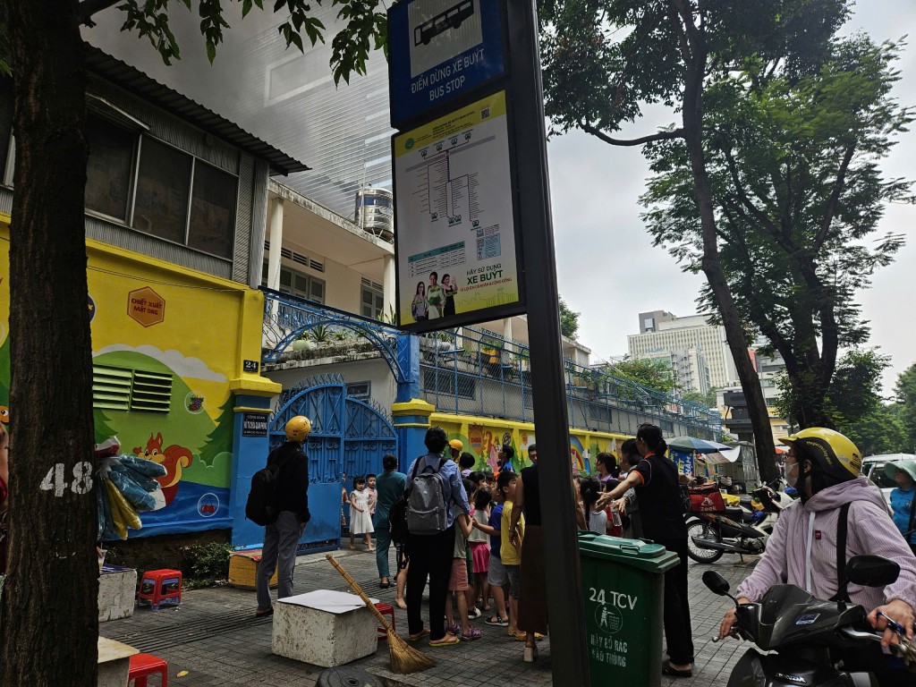 Các em học sinh được sơ tán