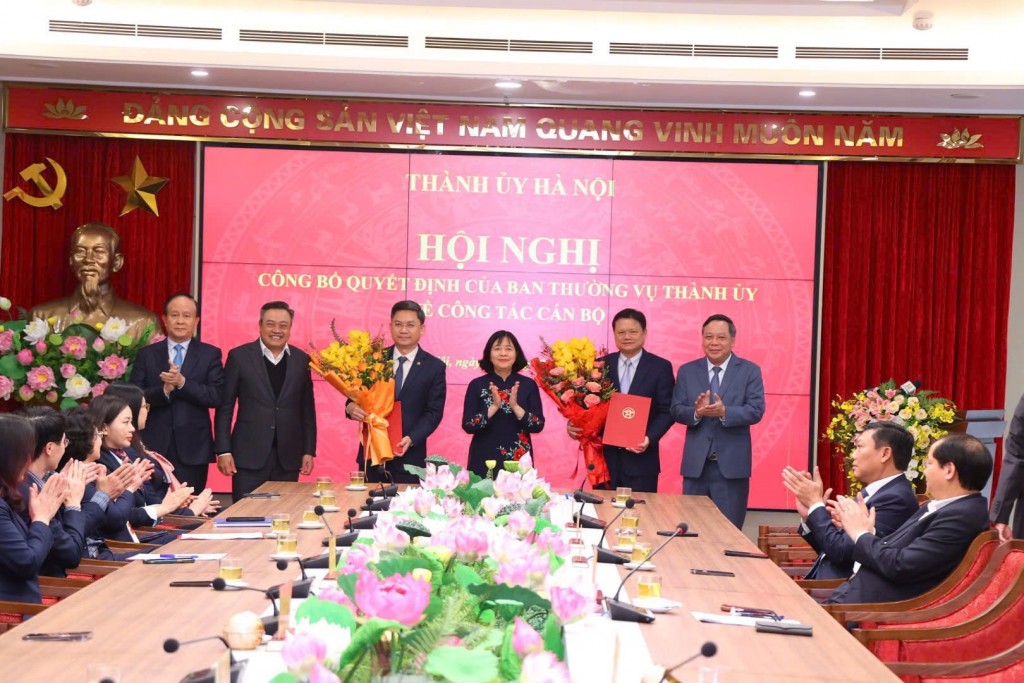 Thường trực Thành ủy trao quyết định, tặng hoa chúc mừng các đồng chí Vũ Đức Bảo, Hà Minh Hải