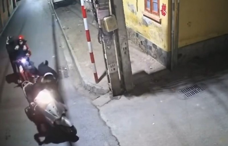 Camera ghi lại hình ảnh các đối tượng chặn đường cướp tài sản (Ảnh cắt từ clip)